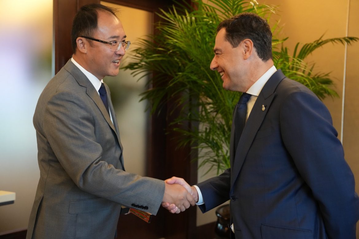 Inversión en Andalucía - Juanma Moreno junto a un representante de Desay SV Autotive