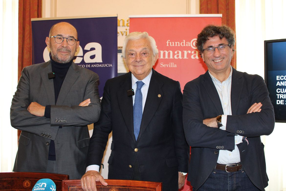 El presidente del OEA, Francisco Ferraro; el presidente de la Cámara de Comercio de Sevilla, Francisco Herrero; y el profesor de Economía Aplicada de la UPO, Manuel Alejandro Hidalgo.