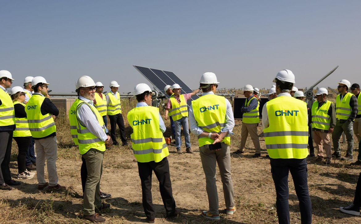 Directivos de Chint Solar y de empresas colaboradoras en el Parque Solar Salteras. Foto: Sevilla World